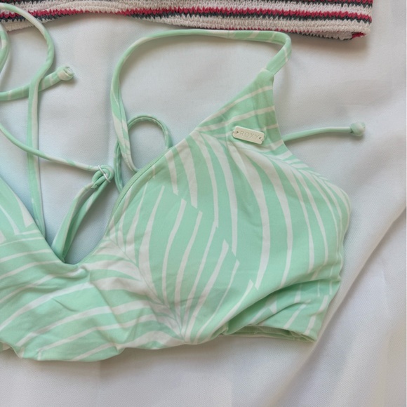 2 Like new Roxy bikini tops size large - Picture 3 of 6